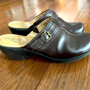 Women's Brown Clogs - 8